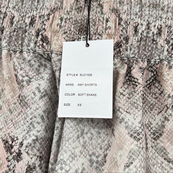 🆕Generation Love Amy Shorts High Waist
Soft Snake Choose Love New York NWT - Picture 8 of 9